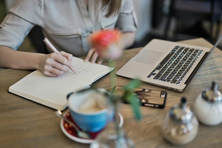 Beginner Guide to Journaling Every Day for a Happier Mind